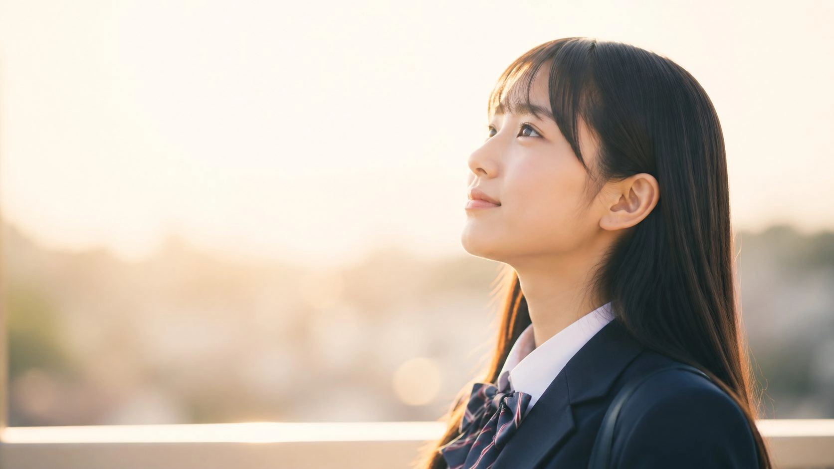 夕日を見上げる制服姿の生徒